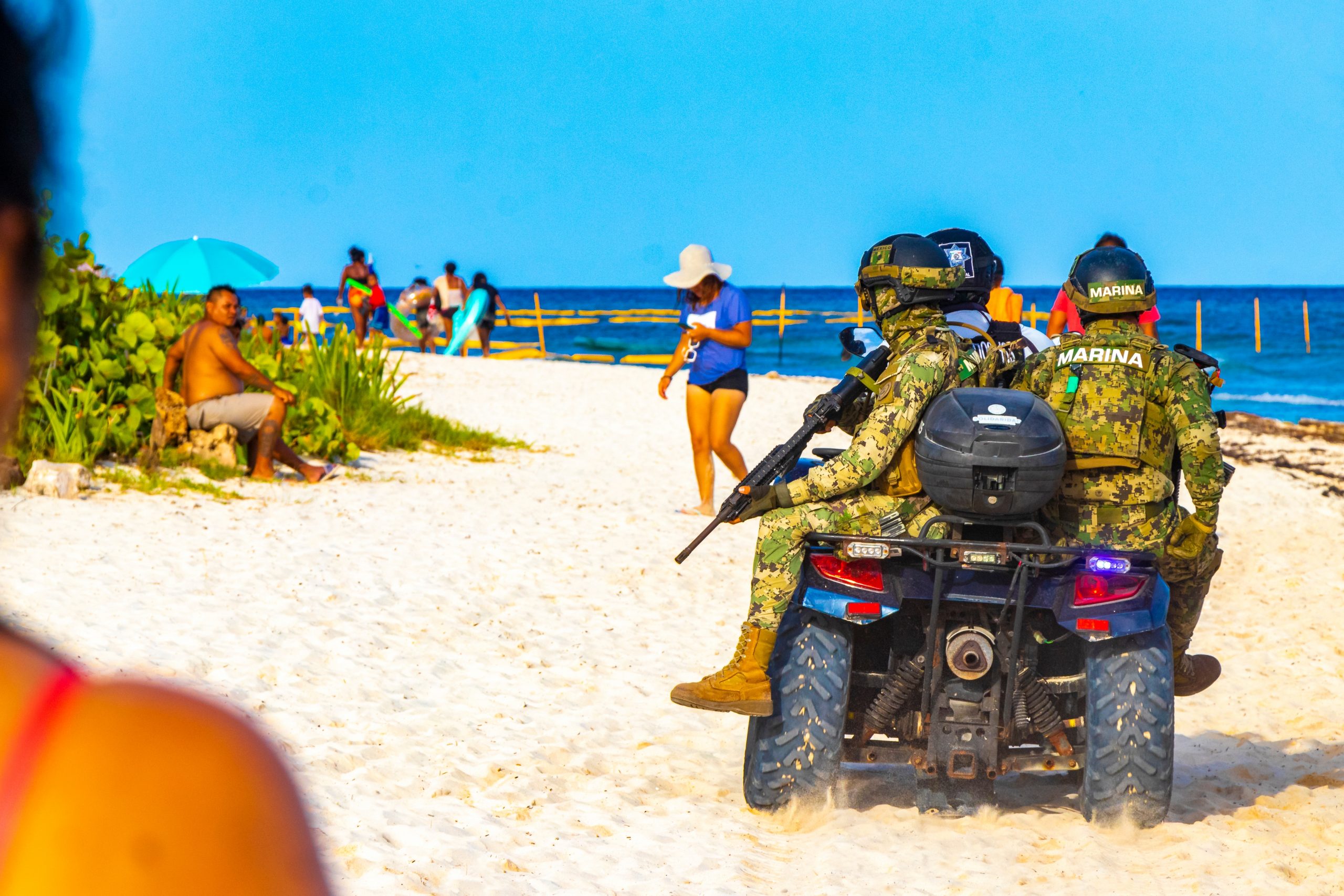 Zamieszki, blokady dróg i paraliż lotnisk w Meksyku po zabójstwie barona narkotykowego. MSZ apeluje do turystów z Polski