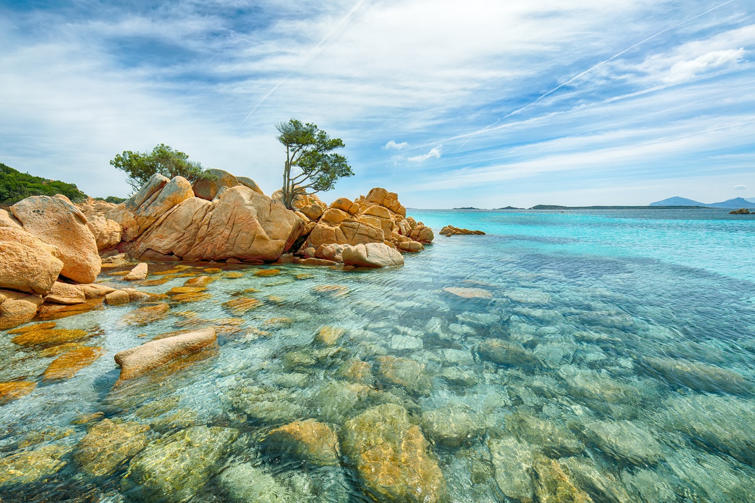 Spędź majówkę w otoczeniu gór i morza ⛰️ 🌊 Tydzień na Sardynii za 1293 PLN 🤩