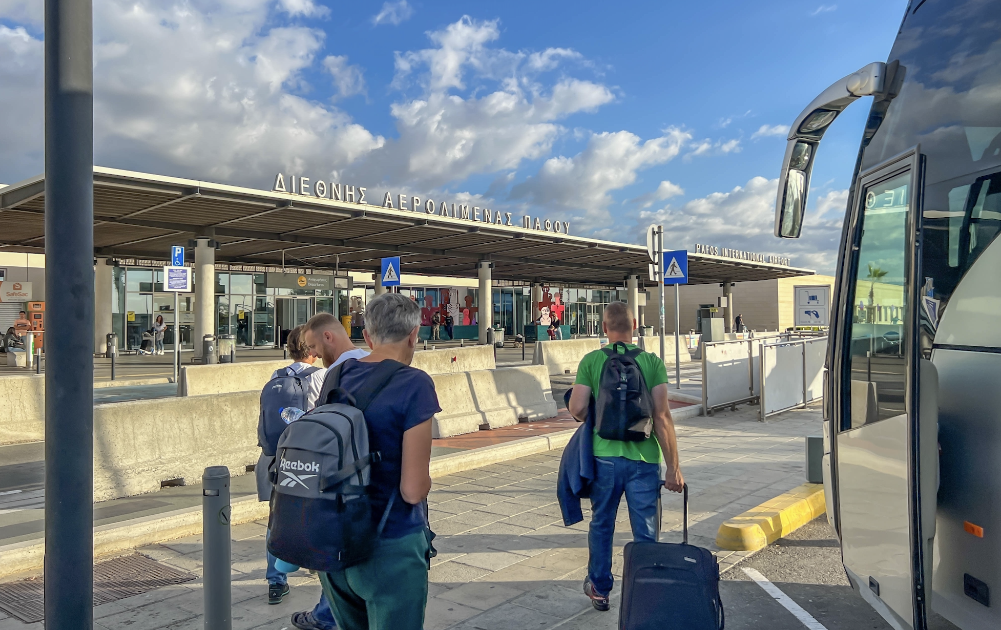 Lotnisko w Pafos ewakuowane na ponad godzinę! Loty z Polski przekierowane na inne lotniska
