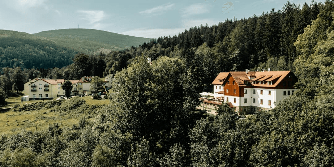 Sudecki relaks z widokiem na Góry Izerskie 🏔️ Le Mont Medical & SPA 🛁