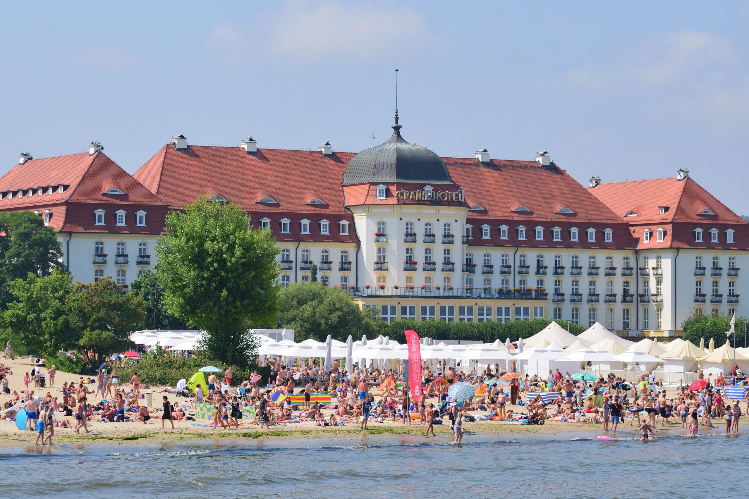 Polskie wybrzeże przeżyje latem oblężenie. Pokoje schodzą na pniu, ceny pobytów sięgają 30 tys. zł