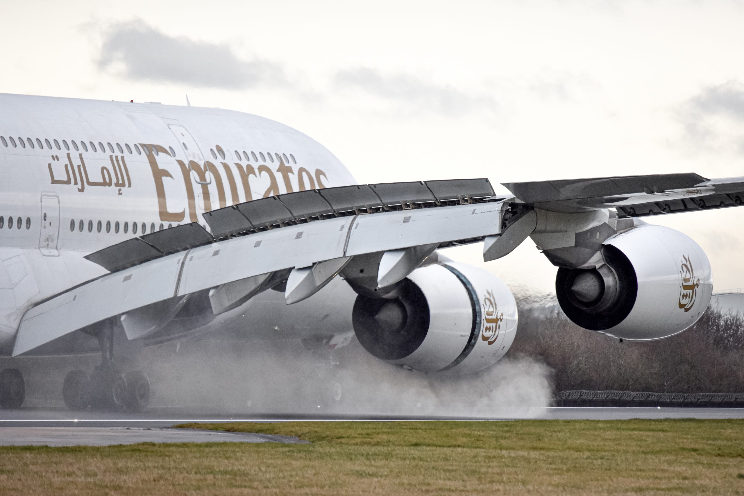 Emirates i Dubaj mają potężny problem. Ataki dronów, paliwo i puste samoloty, ale oficjalnie wszystko jest cacy