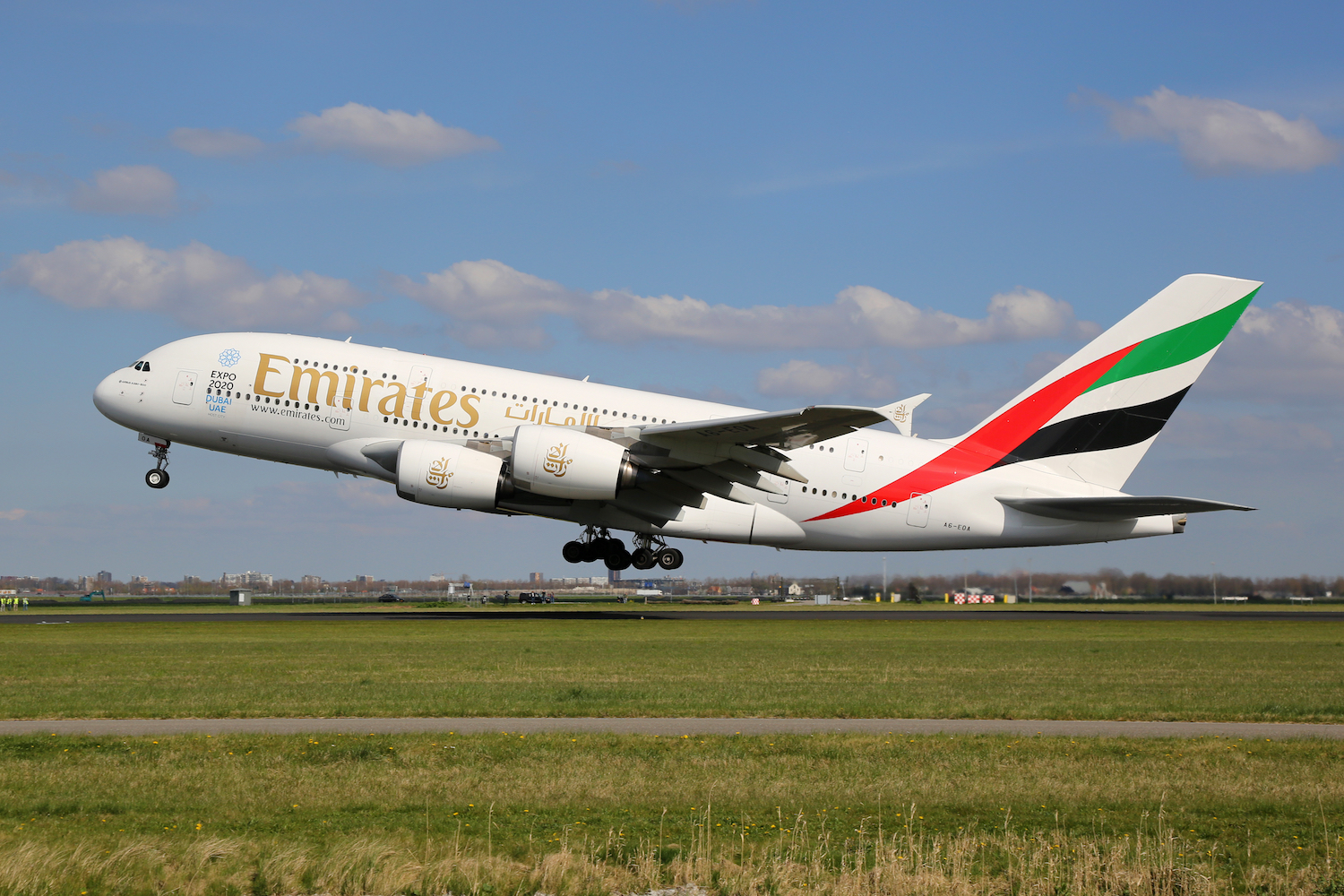 Airbus A380 linii Emirates uszkodzony podczas ataku irańskich dronów na lotnisko w Dubaju! Takich przypadków było więcej