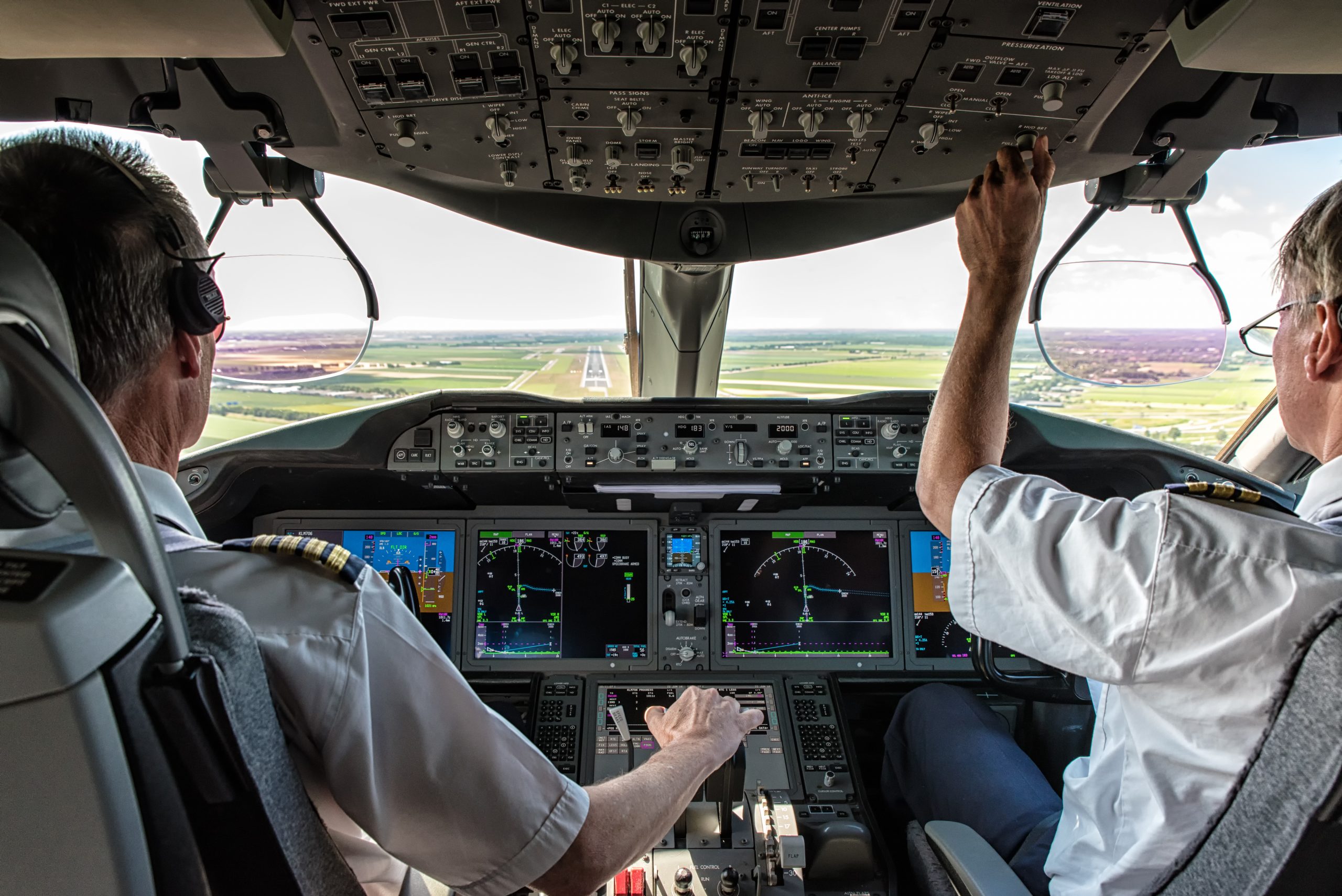 Dwójka pasażerów spędziła cały lot w kabinie pilotów, bo był overbooking! Zaprosił ich tam… kapitan samolotu