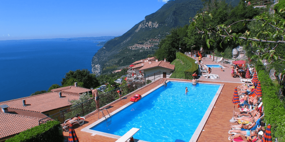 ✨ Z widokiem na górskie szczyty… 🏔️🌊 Wycieczka nad jezioro Garda za 769 PLN 🌸✈️