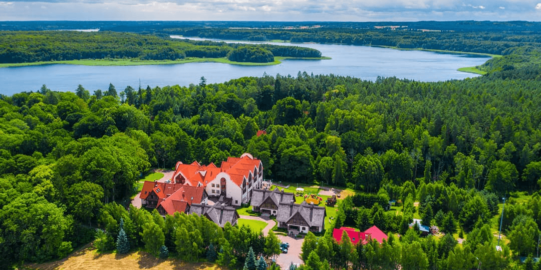 Kaszubski relaks nad jeziorem 🏖️ 4* hotel z basenem i plażą 🌿