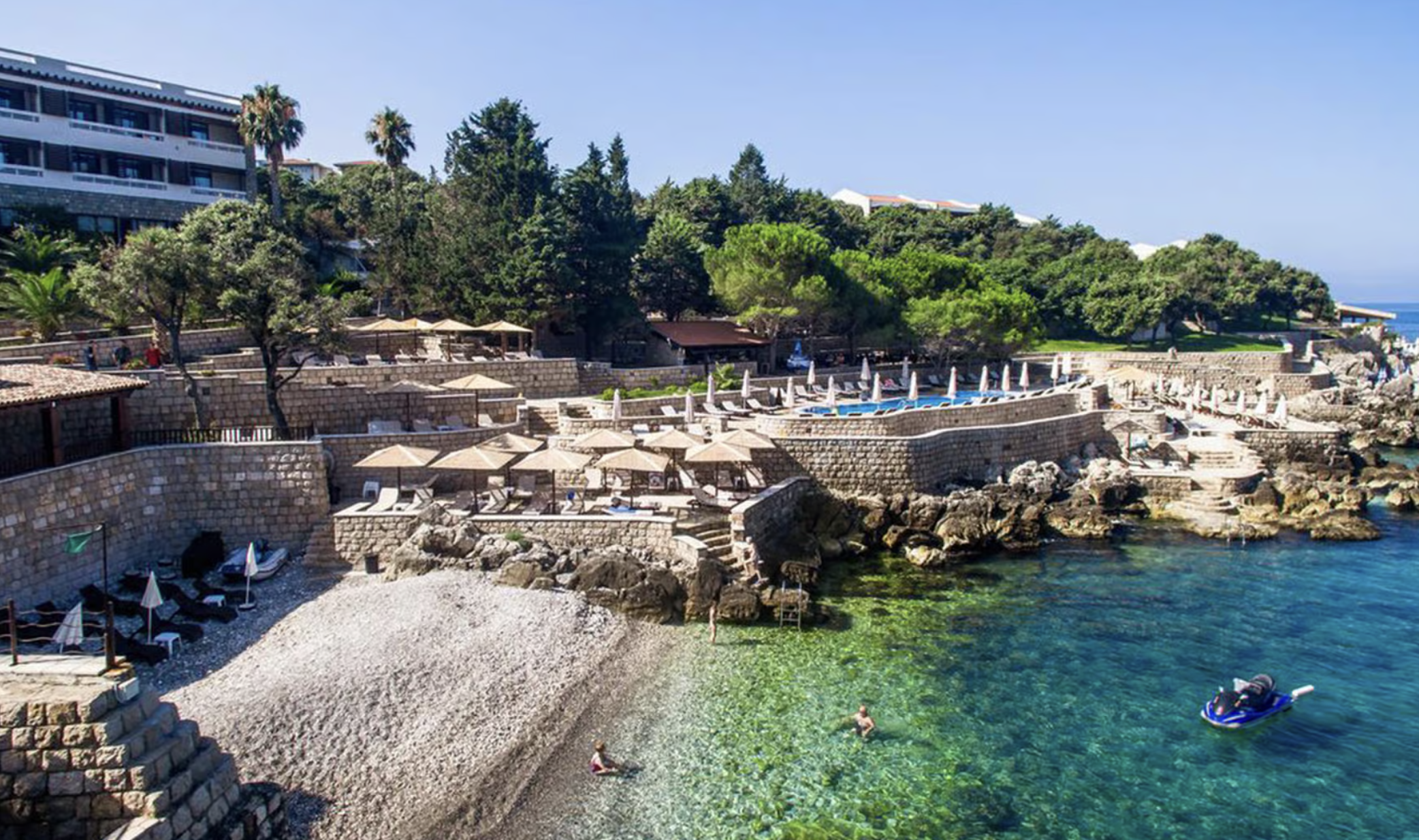 4* resort w Czarnogórze 🌊 Pół dnia na plaży, pół w basenie 🏖️ Pobyt dzieci do 11 lat gratis