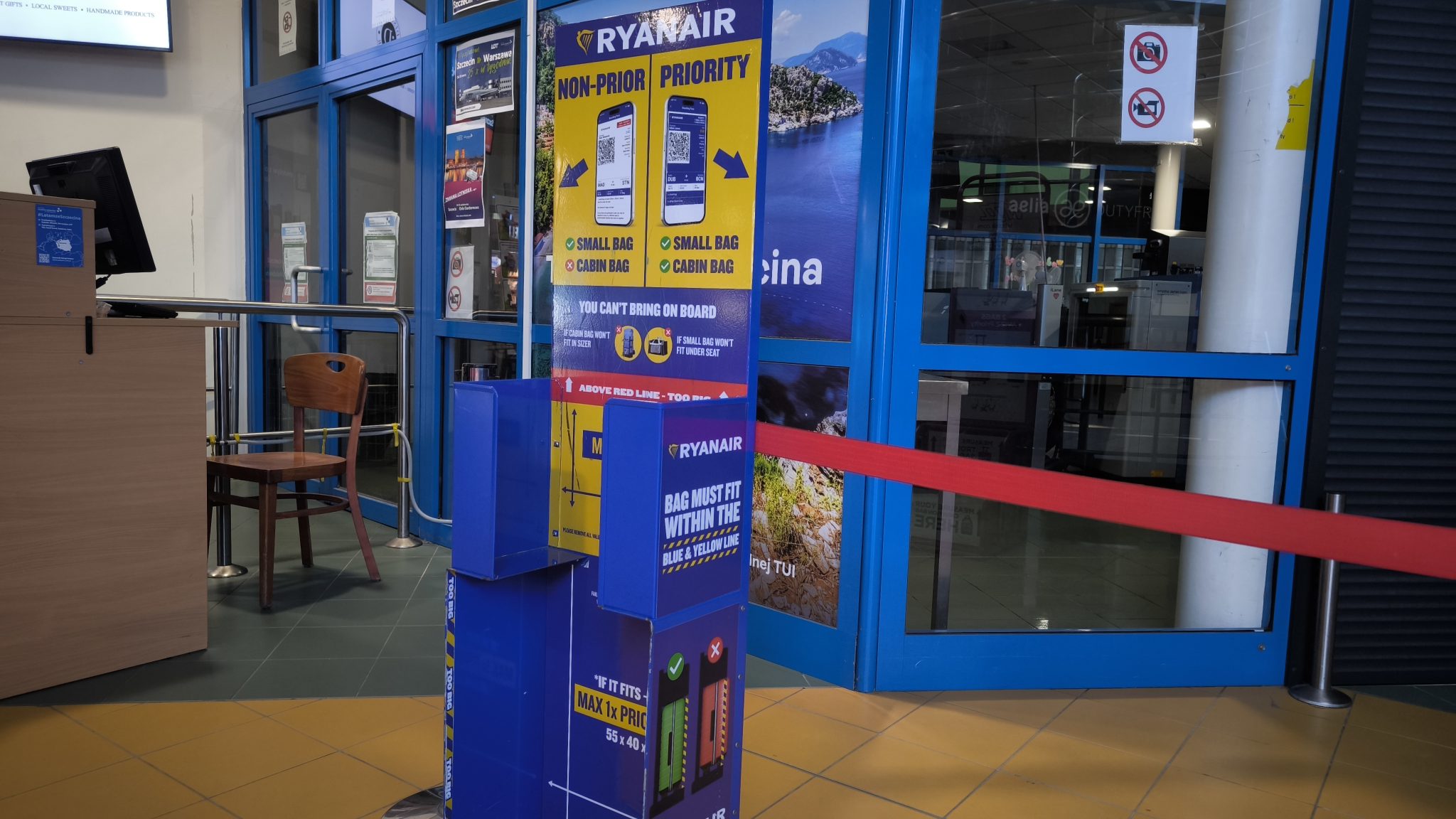 Ryanair znów nie ma litości i drobiazgowo sprawdza bagaże podręczne. Sypią się kary