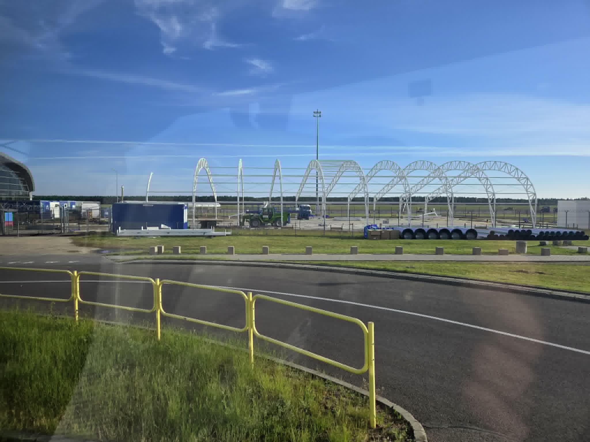 Wreszcie koniec tłoku w Modlinie. Nowy terminal rośnie jak na drożdżach, a my znamy termin otwarcia