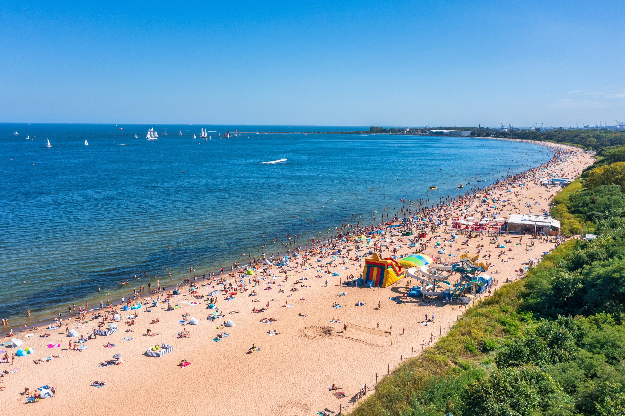 Wakacje nad Bałtykiem 🤍❤️ Okołoweekendowe loty do Gdańska z 3 miast od 149 PLN 🌤️✈️