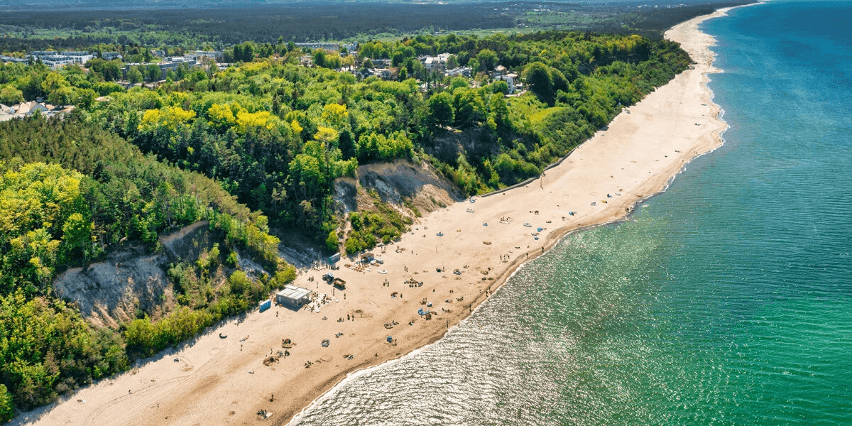 Lato nad Bałtykiem 🌊 Rodzinny wypoczynek w Jastrzębiej Górze ze śniadaniami i obiadokolacjami