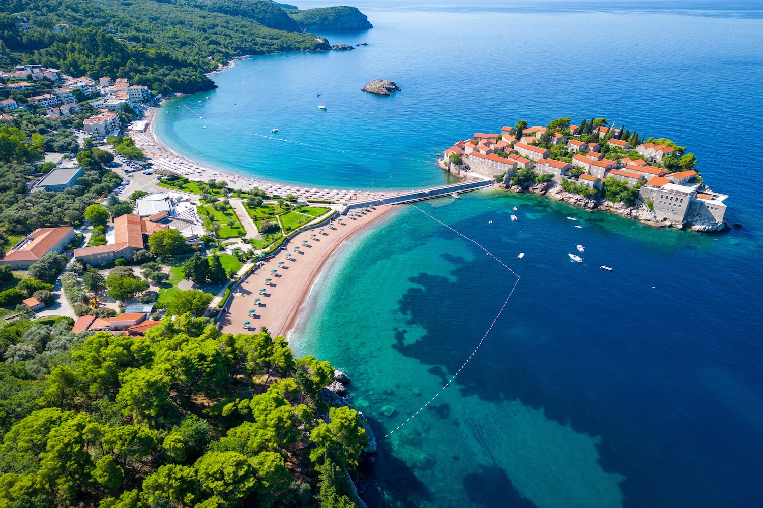 Czarnogóra dla odkrywców 🌊🌅 Loty, hotel i samochód w Budvie za 829 PLN 🚗🤩