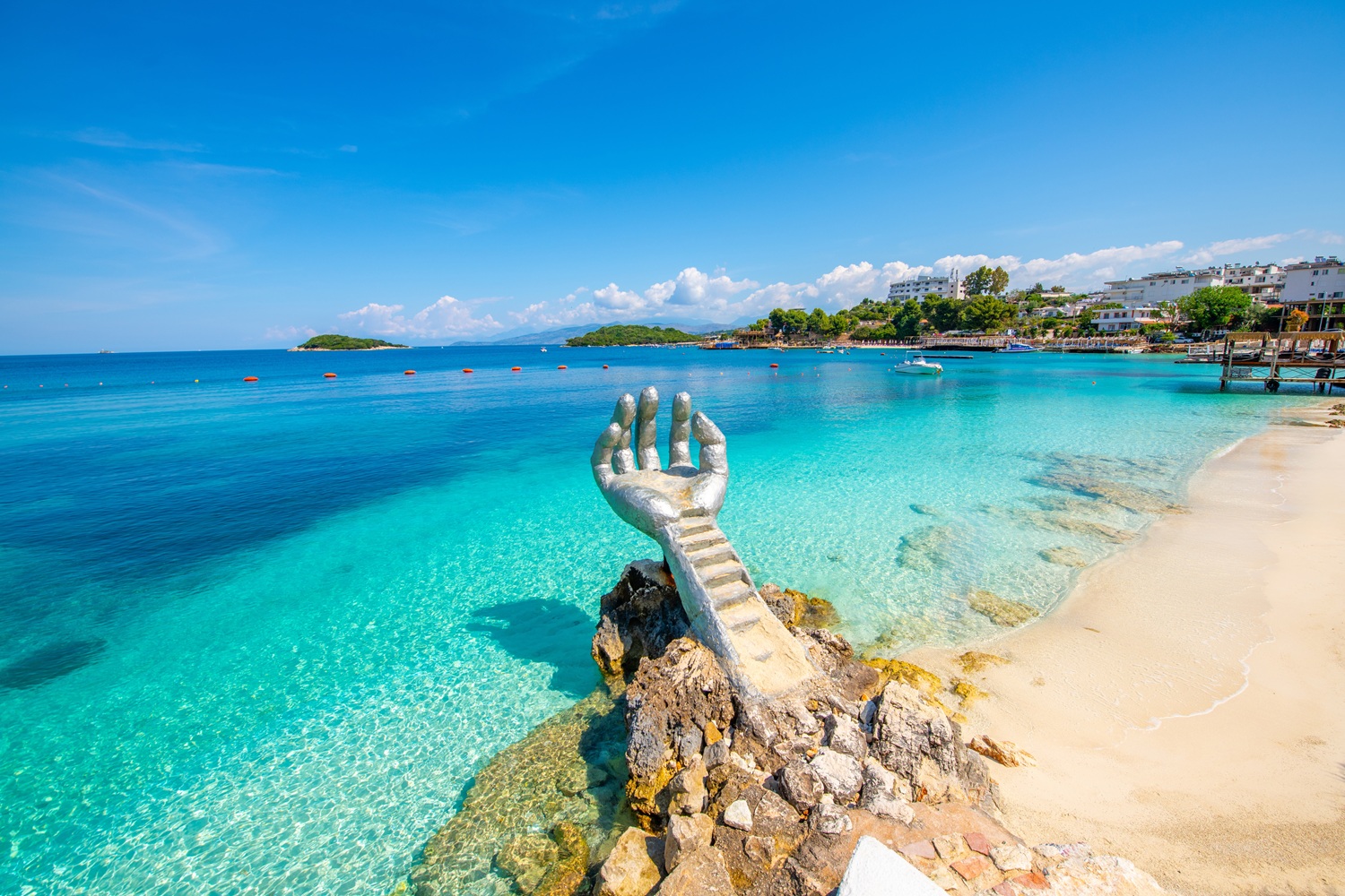 Albańskie „małe Malediwy” 🏖️ 🌊 Loty + hotel ze śniadaniami i samochód w Ksamil za 855 PLN 😱