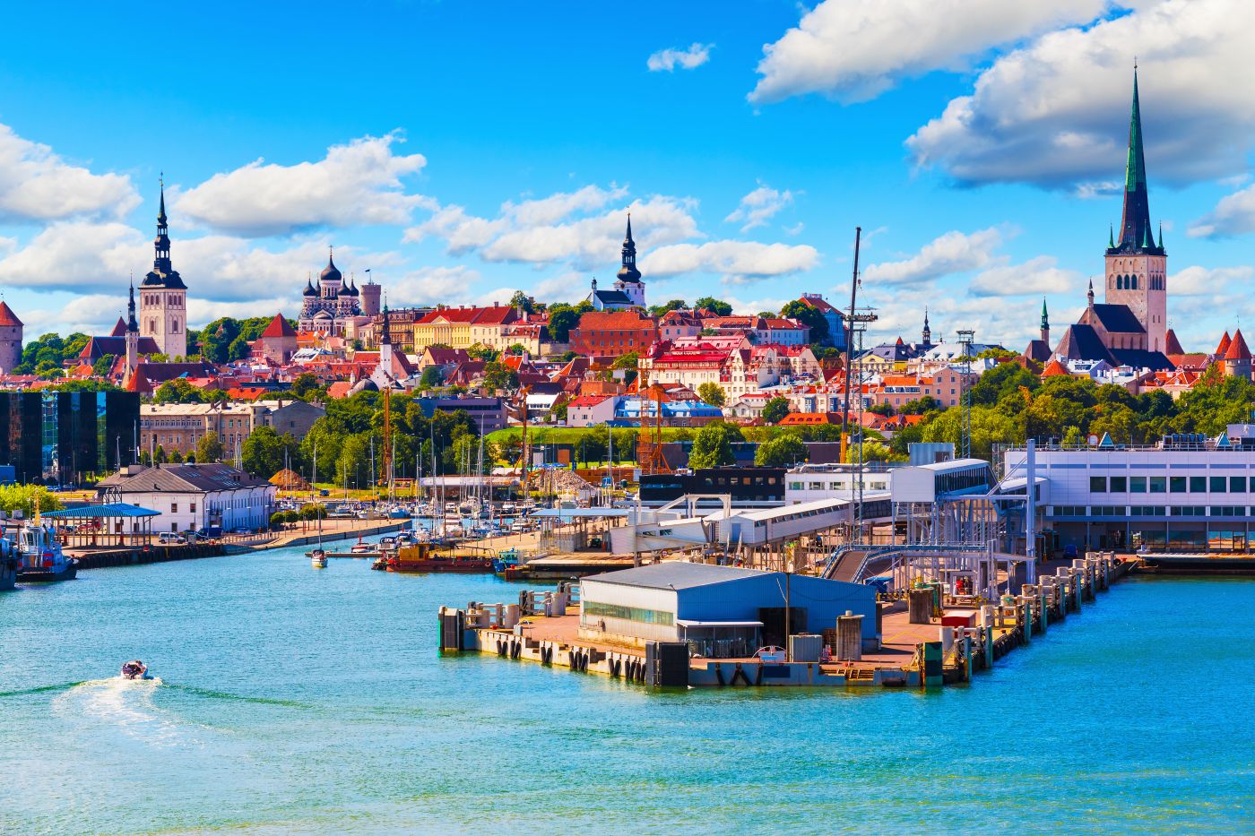 Wakacyjny city break w Tallinie za 547 PLN 🏰☀️ Okołoweekendowe loty + hotel 🌊✨