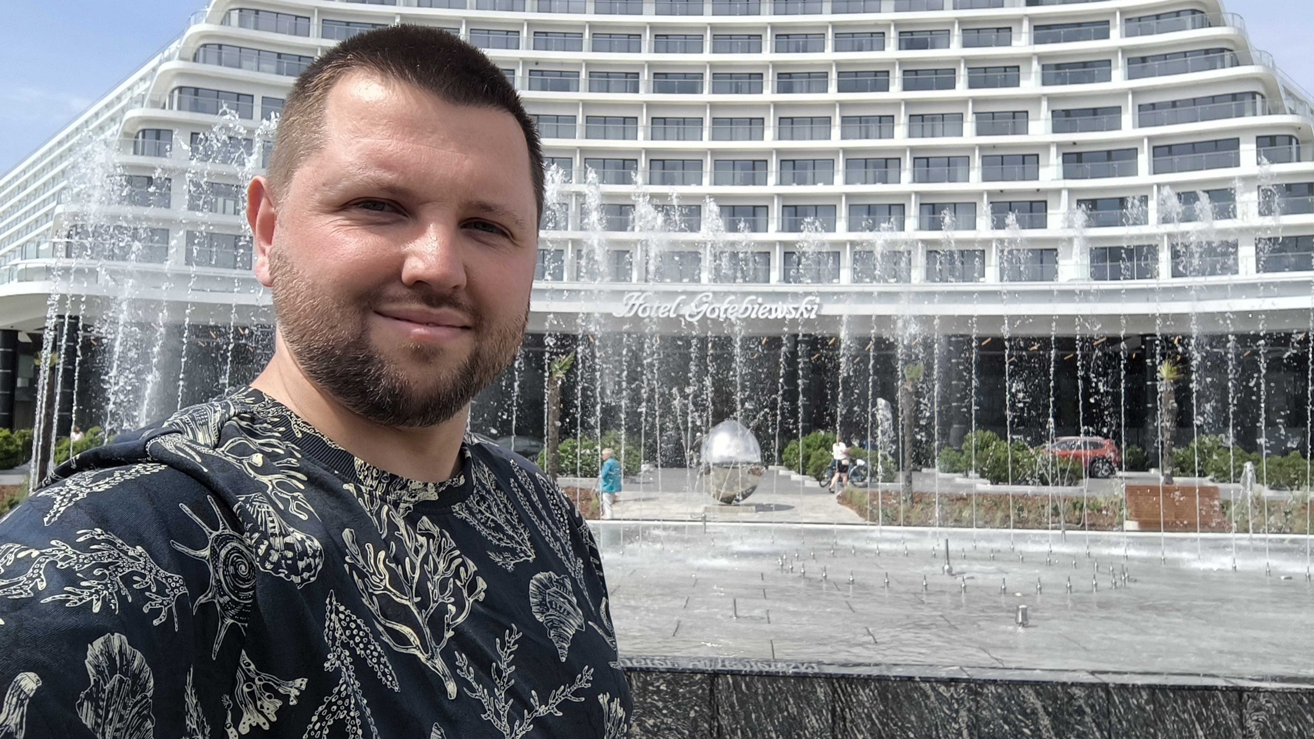 Testujemy hotel Gołębiewski w Pobierowie! Czy najsłynniejszy nowy hotel w Polsce faktycznie zwala z nóg? [NA ŻYWO]