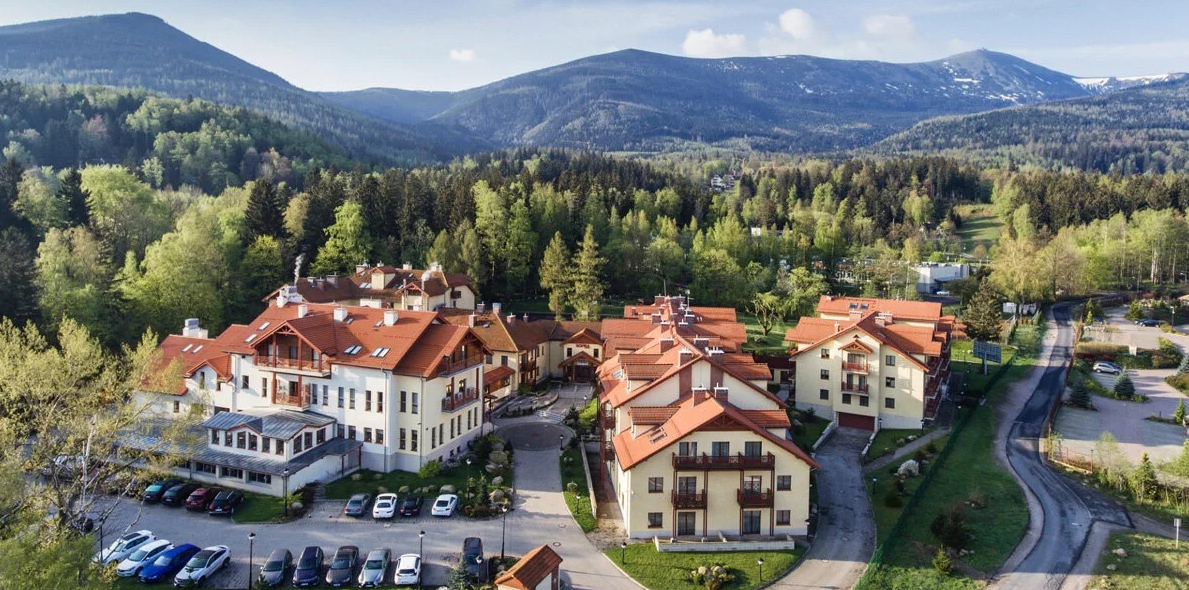 Śnieżka w oknie, relaks w basenie 🏔️ Pobyt w Karpaczu ze śniadaniami i kolacjami 🍽️✨