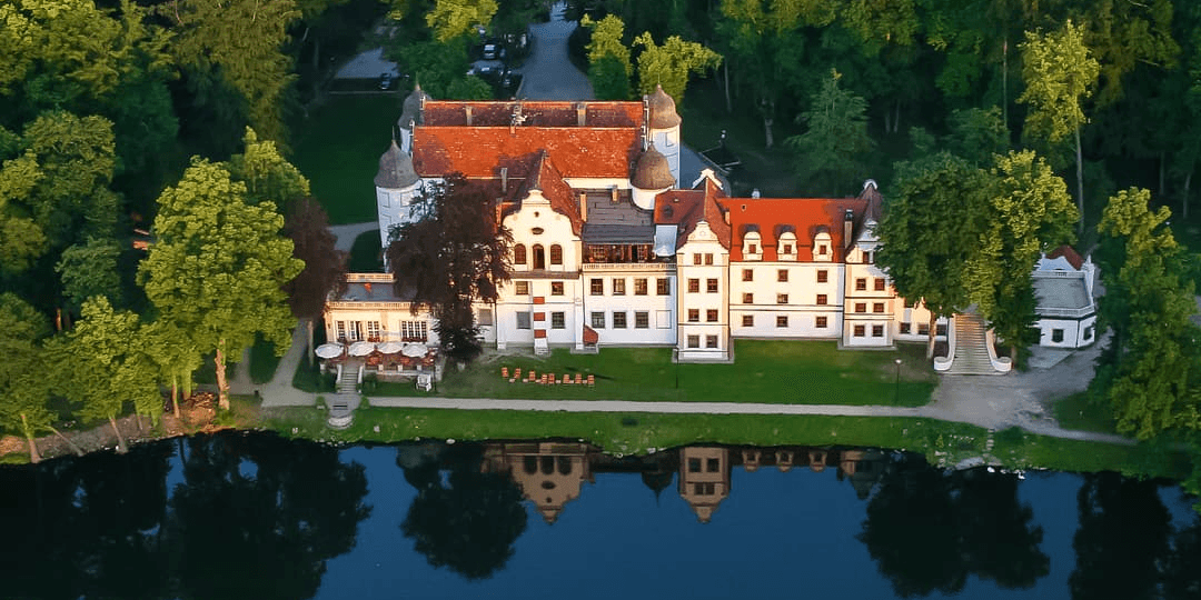 Rycerski relaks nad jeziorem 🏰 Zamek z wyżywieniem na Pomorzu Zachodnim 🌊