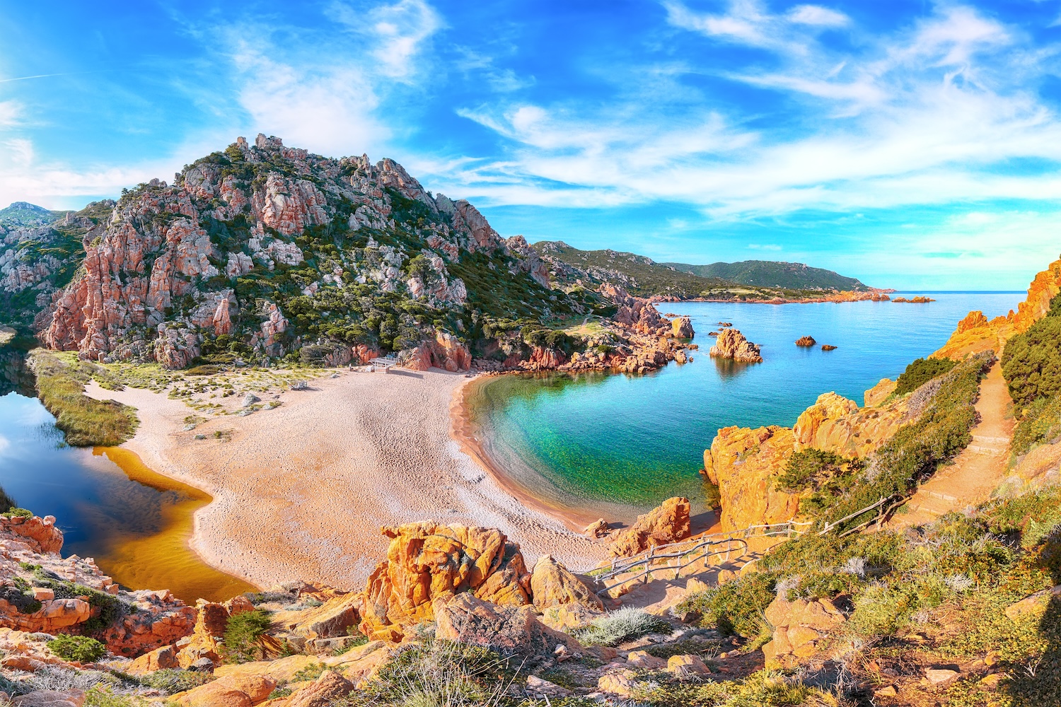 Przedłużony weekend na Sardynii za 535 PLN 😍🌞🍕 Loty do Cagliari i noclegi w centrum 🏛️🏝️