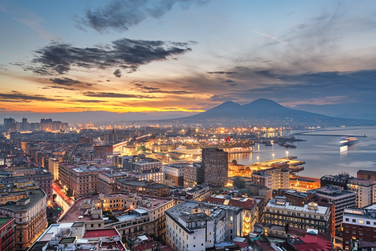 Wąskie uliczki, dużo smaku i widok na Wezuwiusz 🍕 🌋 City break w Neapolu za 689 PLN 🤩