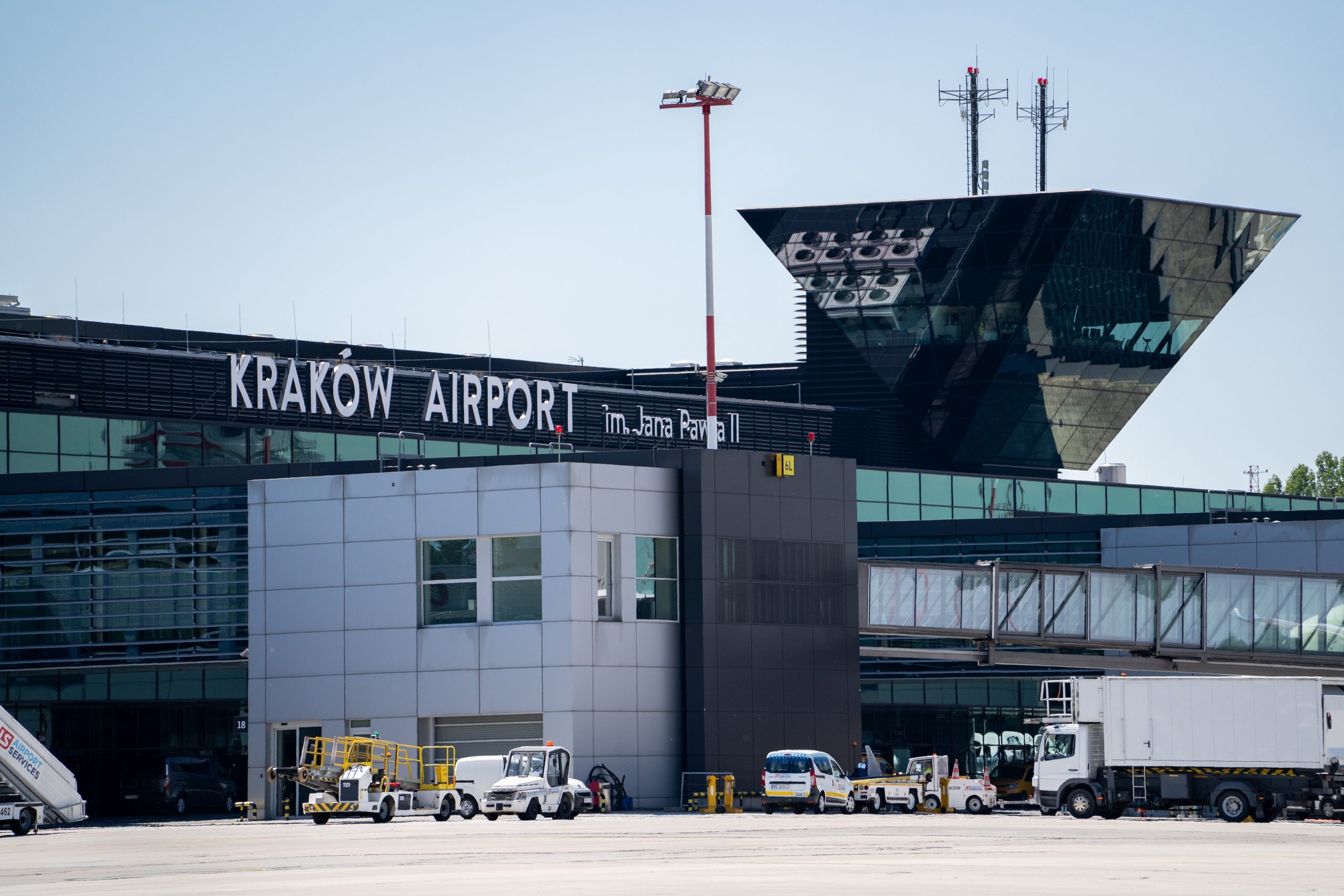 Uszkodzony Embraer 145 zablokował na godzinę pas startowy na lotnisku w Krakowie! Część lotów przekierowana, możliwe opóźnienia