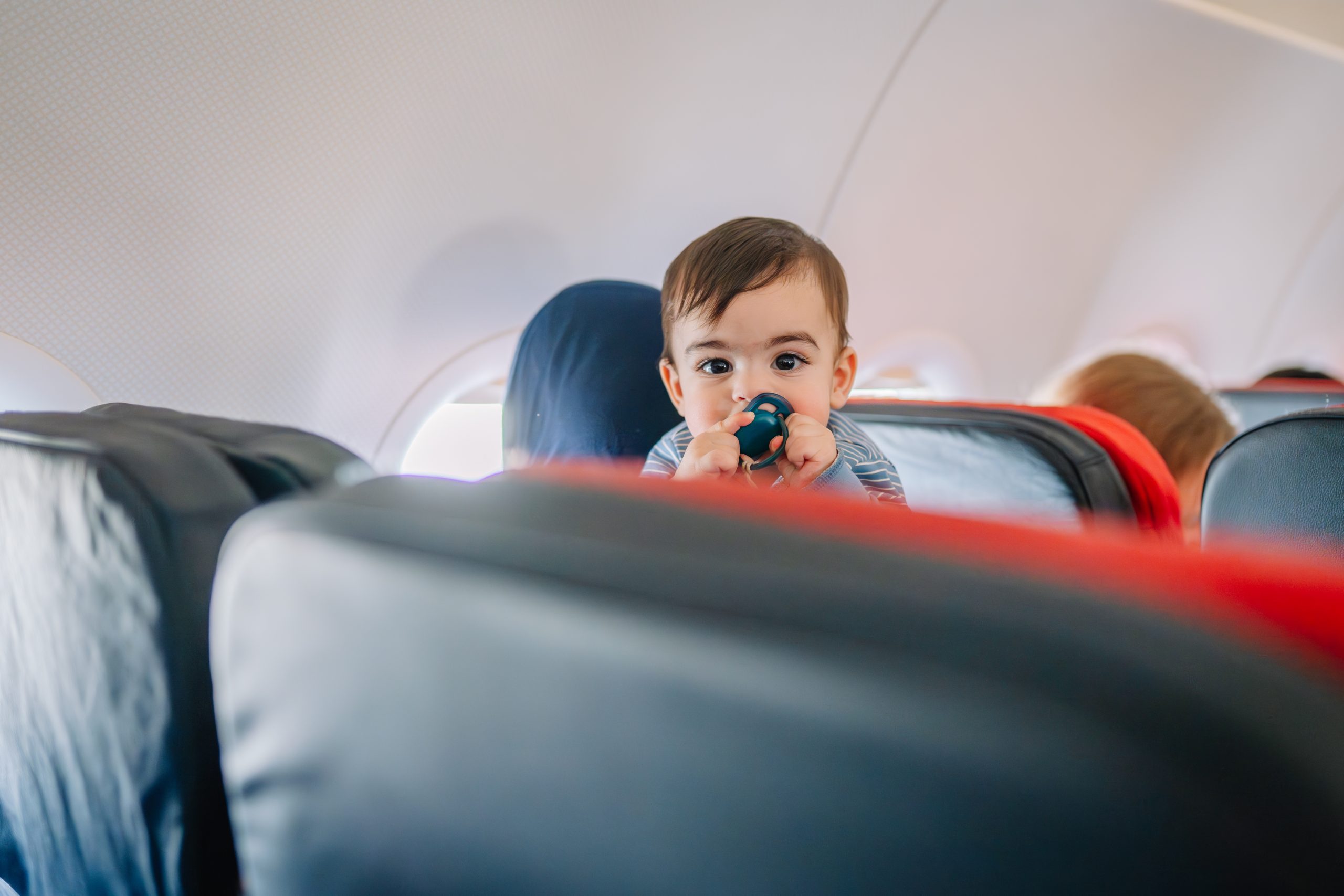 Ryanair znosi opłatę dla rodzin, ale i tak zarobi na tym krocie. „Sektor dziecko” żyłą złota – ile zapłacisz, by tam nie siedzieć?