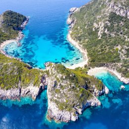 Grecka wyspa Korfu na wakacje od 1433 PLN ☀️🏖️ Loty z 2 miast + tygodniowe noclegi 🌿🇬🇷