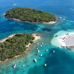 Ksamil 🌊 Albańskie „Malediwy” na start wakacji za 874 PLN 🤯 Loty + hotel i samochód na cały wyjazd 🏖️😍