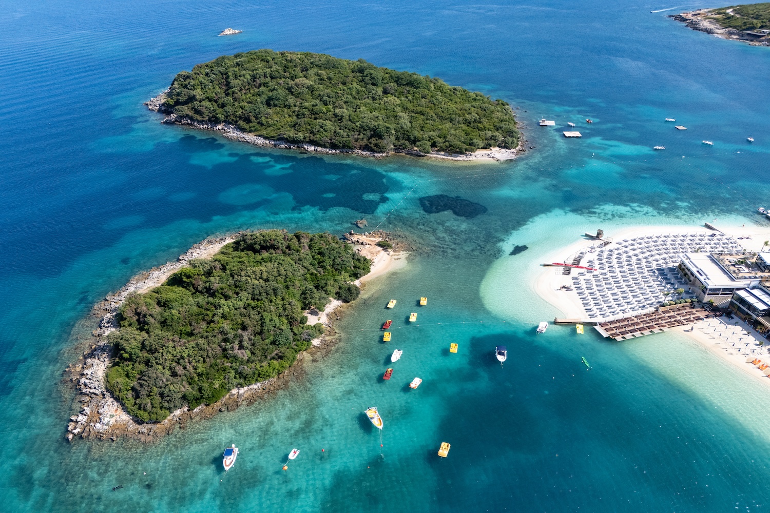 Ksamil 🌊 Albańskie „Malediwy” na start wakacji za 874 PLN 🤯 Loty + hotel i samochód na cały wyjazd 🏖️😍
