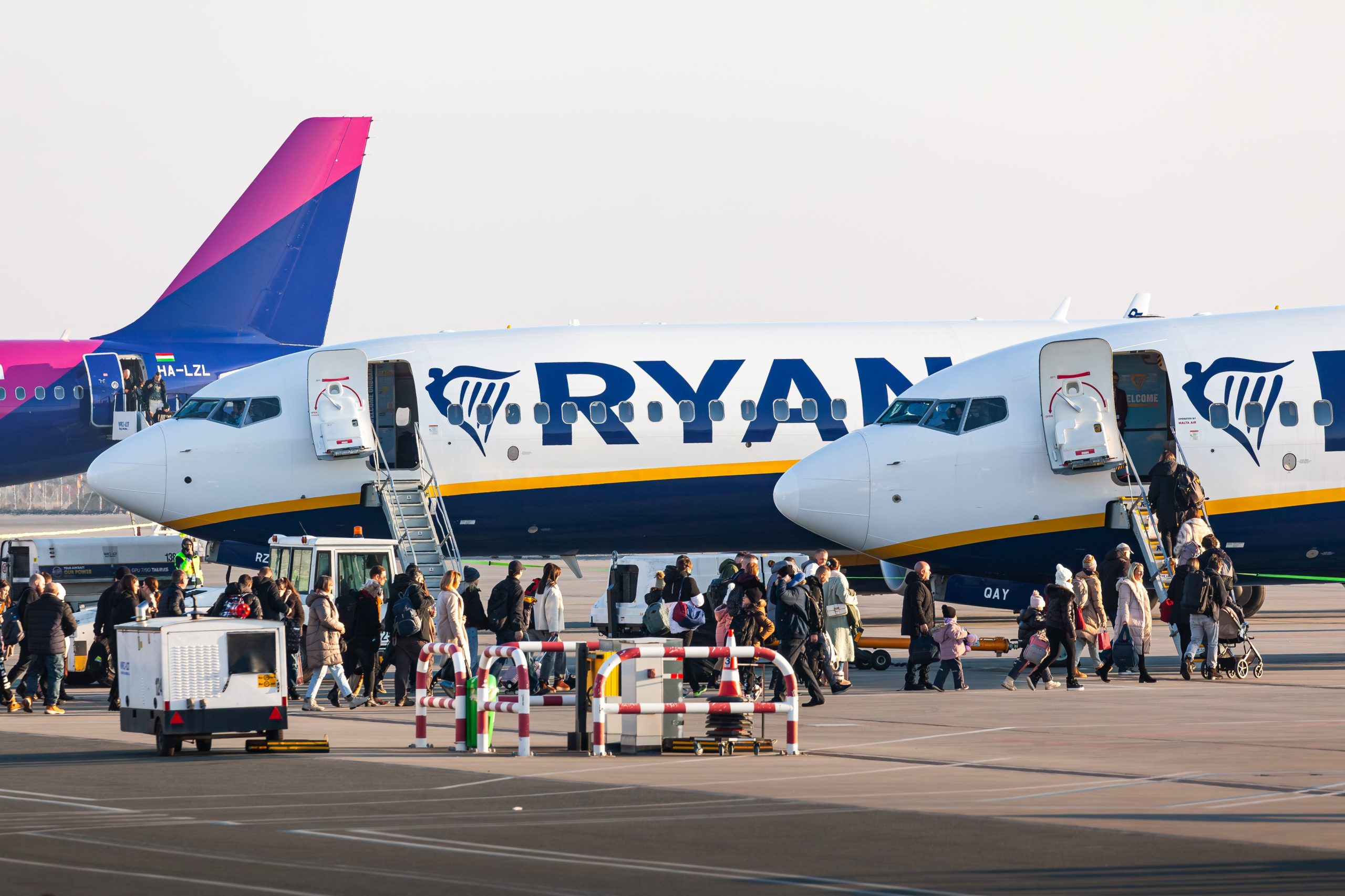 Ryanair chce wykosić Wizza z największych lotnisk w Polsce. Efekt? Bilety będą tanie jak nigdy, ale na dłuższą metę to nam zaszkodzi