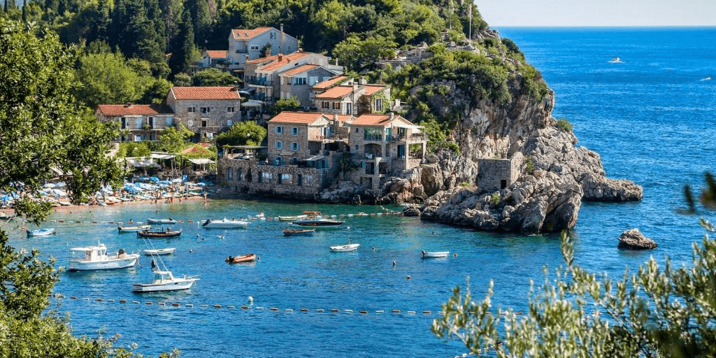 Czarnogóra w rytmie Adriatyku 🌊🏖️ Loty i 4* hotel przy Sveti Stefan za 1189 PLN 😎