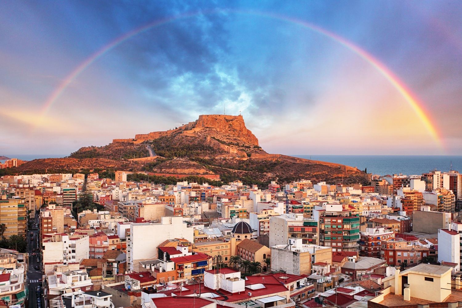 Zamek nad miastem i klimatyczne uliczki 🌇 Alicante ❤️💛 Loty i hotel za 989 PLN 🥰✨