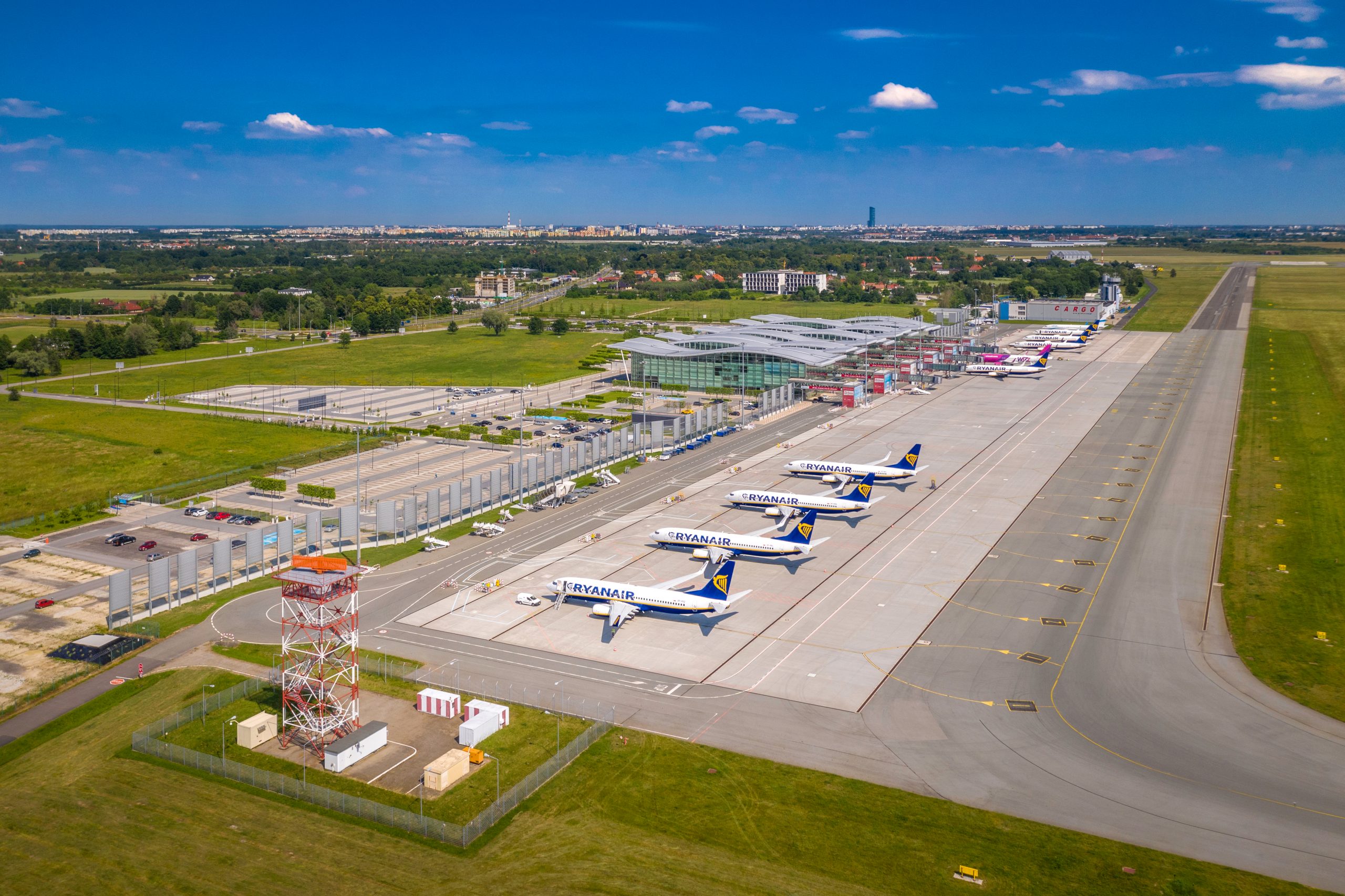 Kolejne polskie lotnisko zbuduje terminal tymczasowy, by ograniczyć tłok. Skorzystasz z niego już w przyszłe wakacje!