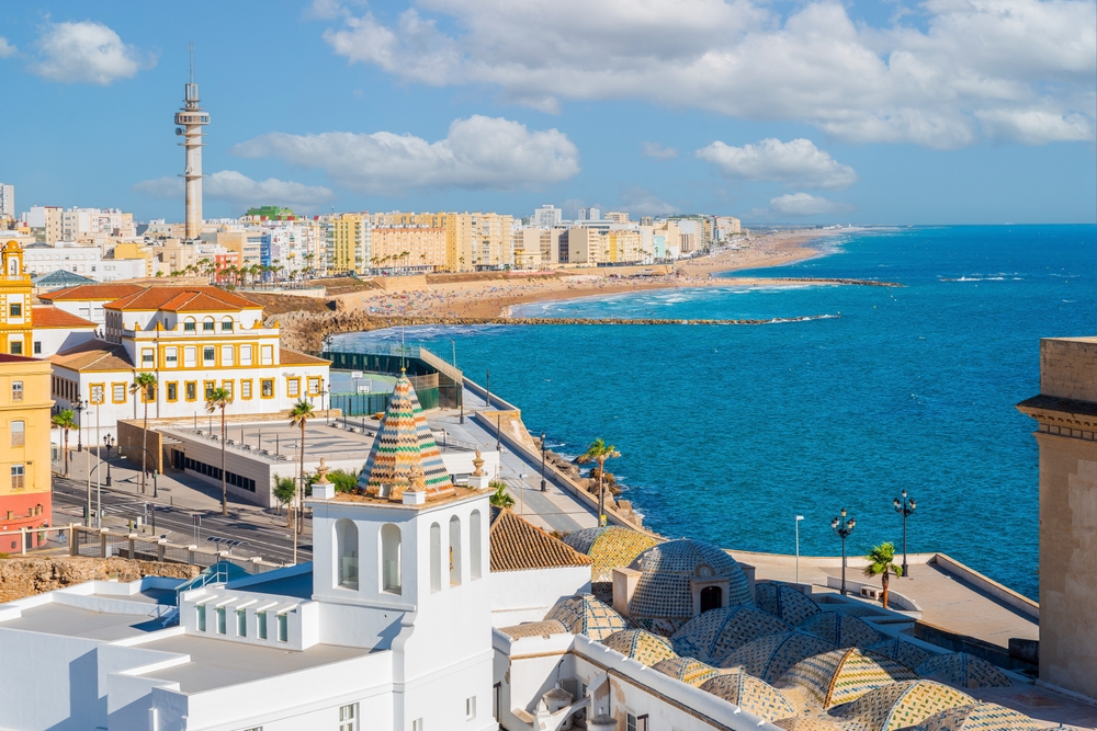 Odwiedź mniej znane miasto Hiszpanii 🌊🇪🇸 Loty z Warszawy i 4* hotel w Kadyksie za 1069 PLN 😍🤩