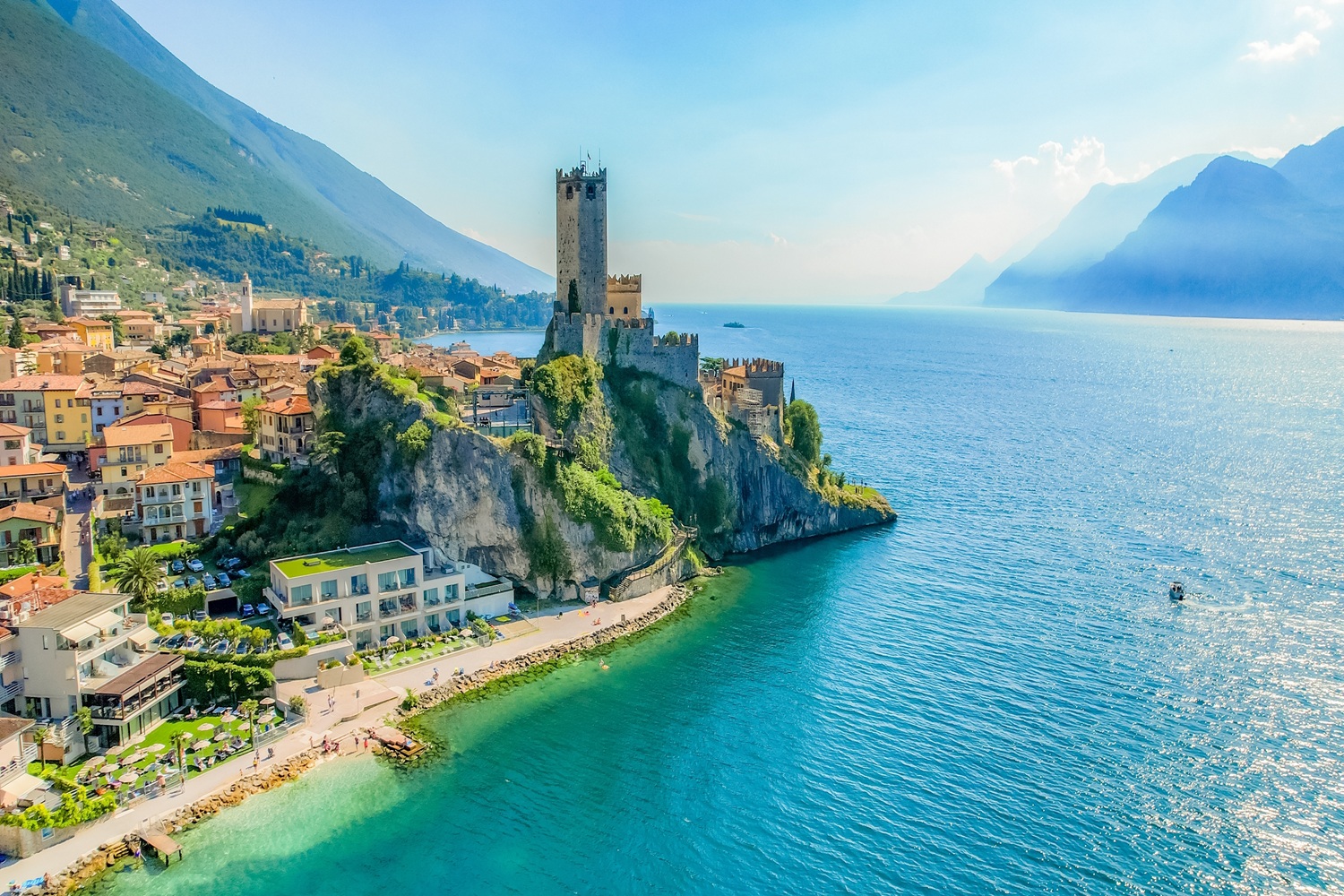Między wodą a górami🌊 🏔️ Wycieczka nad jezioro Garda za 934 PLN 😱 Loty + 4* hotel i samochód ✨🤩