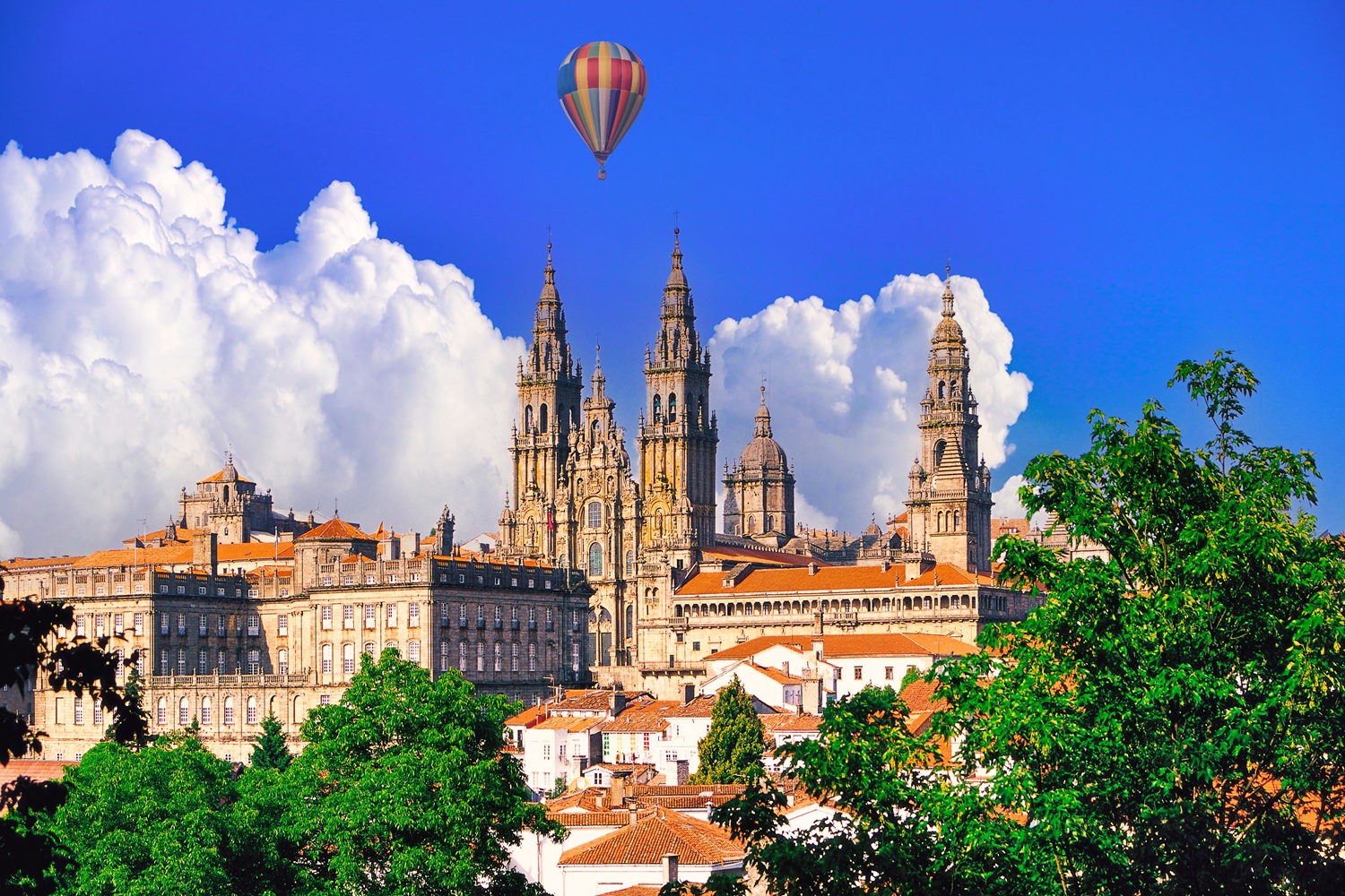 Miasto z historią w tle 😍✨ City break w Santiago de Compostela za 733 PLN: loty i 4⭐ hotel 😎