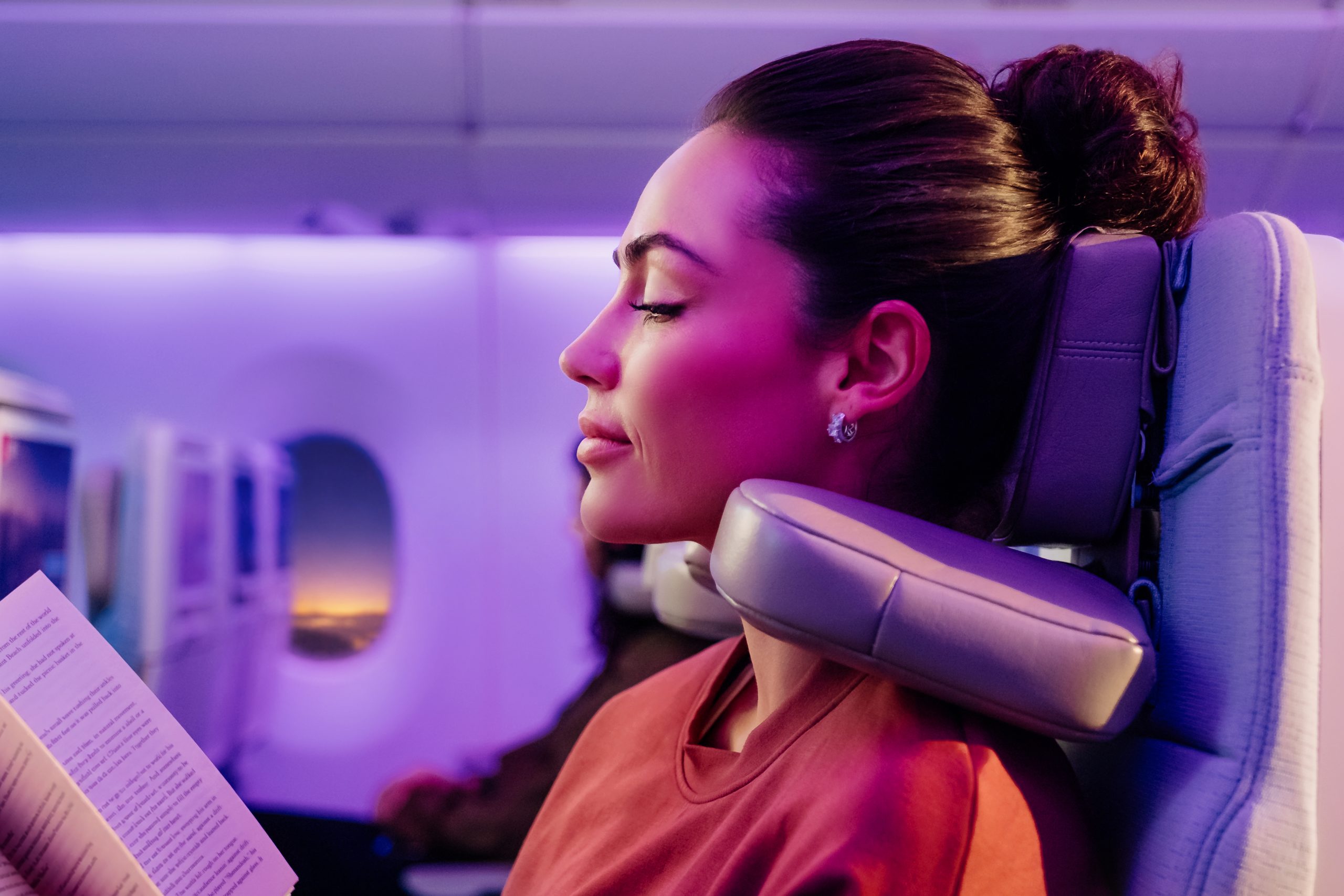 Koniec niewygody na długich lotach? Emirates wprowadza zagłówki, które mają zrewolucjonizować podróże w klasie ekonomicznej