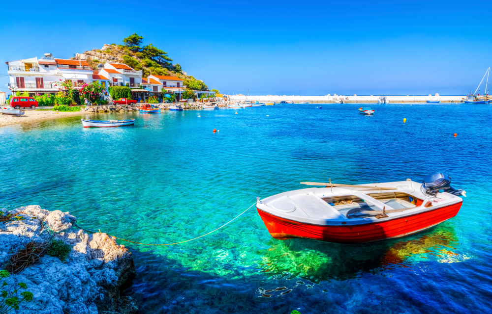 Grecka wyspa bez tłumów 🌊☀️ Lato na Samos od 2591 PLN (loty + hotel z wyżywieniem, przy plaży) 🏖️🍴