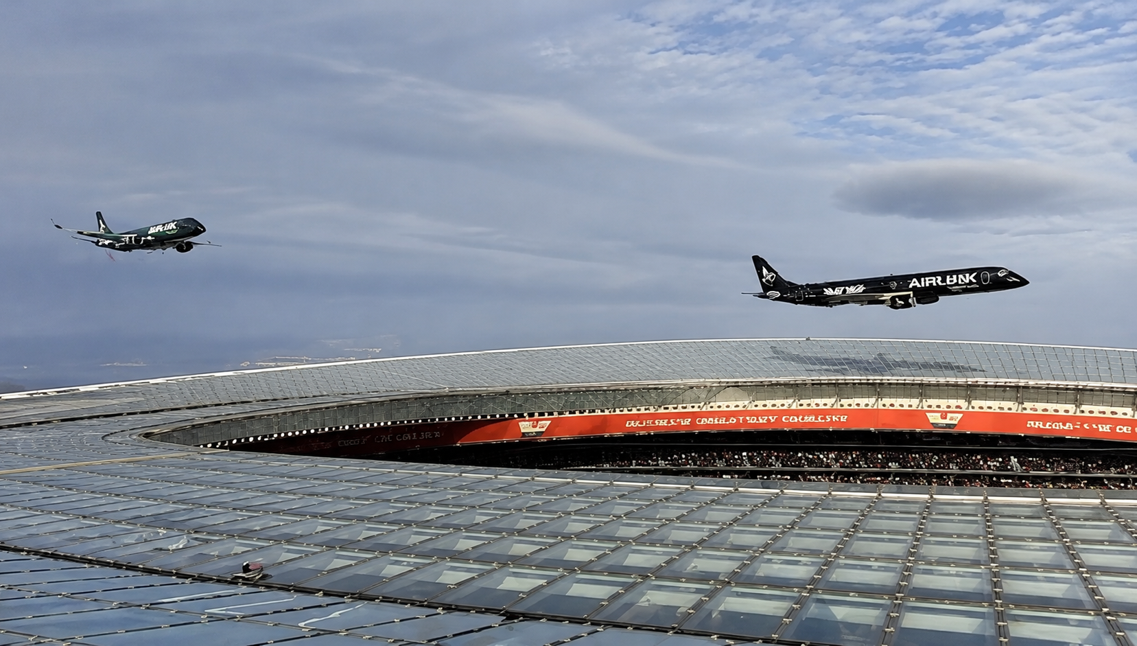 Ryzykowny pokaz na oczach tysięcy kibiców. Dwa samoloty pasażerskie niemal zahaczyły o dach stadionu
