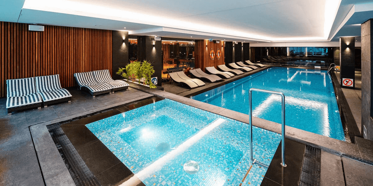 Jezioro w zasięgu ręki 🌊 5* hotel na Warmii i Mazurach z wyżywieniem 🍽️ i strefą spa ✨