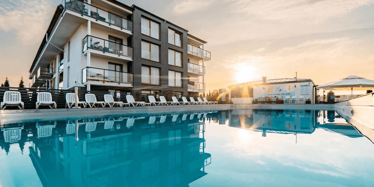 Sarbinowo 500 m od morza 🌊 Apartamenty z basenem i wyżywieniem 🏊 Pobyt dzieci do 12 lat gratis