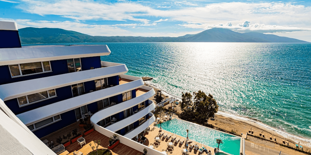 Riwiera Albańska w wersji ✨luksus✨ Loty + 5🌟 hotel i samochód za 921 PLN 😱