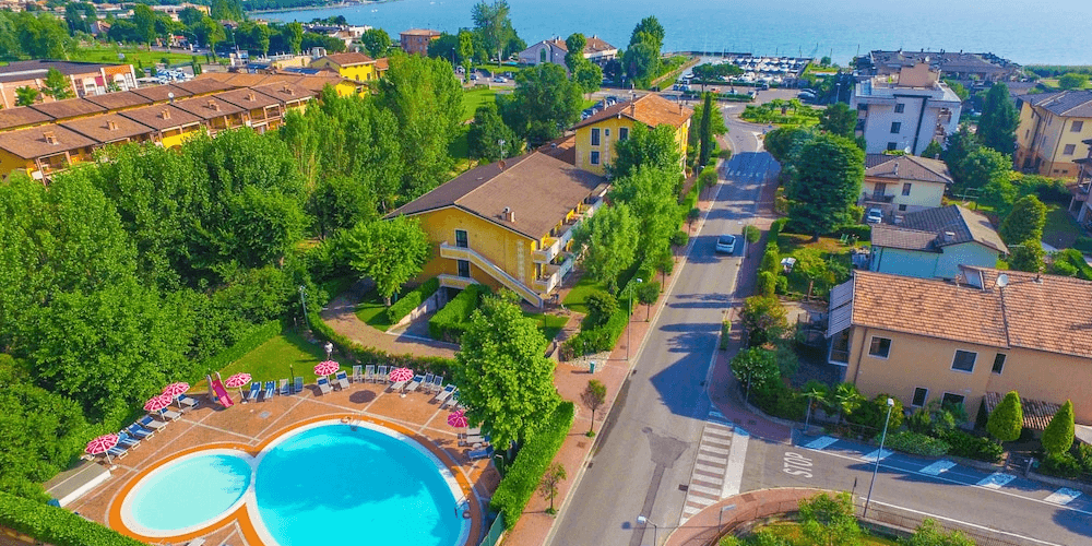 Podziwiaj piękno jeziora Garda 🤩🇮🇹 Loty i noclegi w Sirmione za 649 PLN 😍
