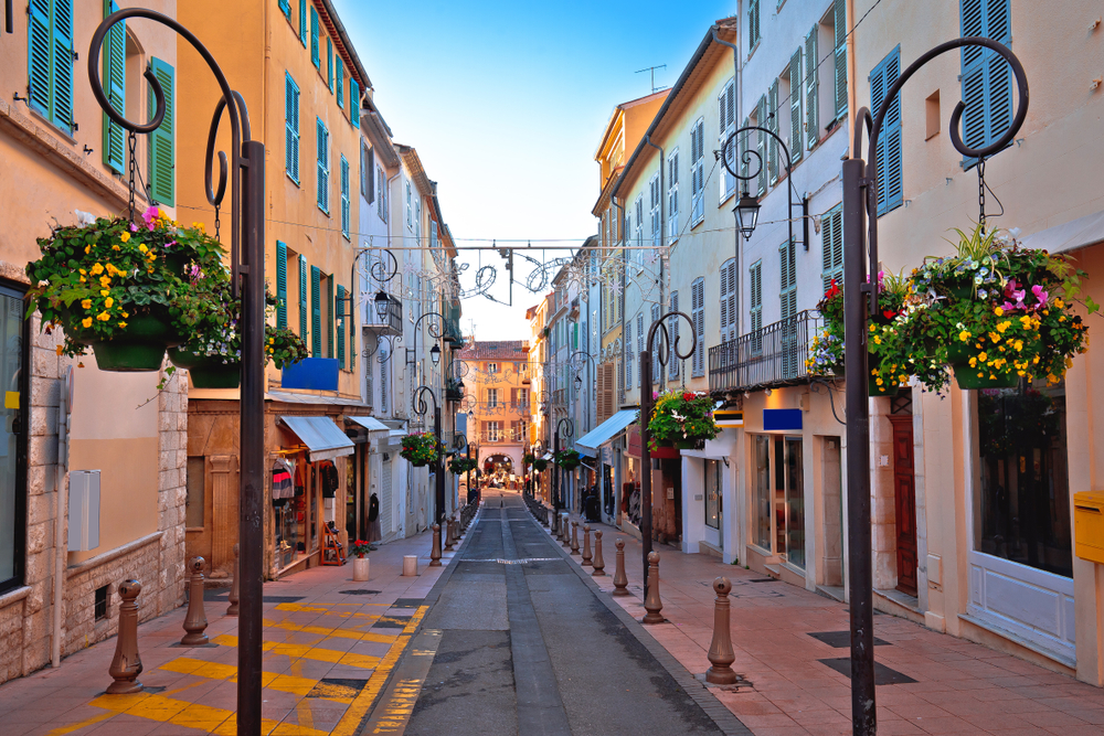 City break na Lazurowym Wybrzeżu 🌊✈️ Loty i noclegi w Antibes za 899 PLN 🇫🇷✨