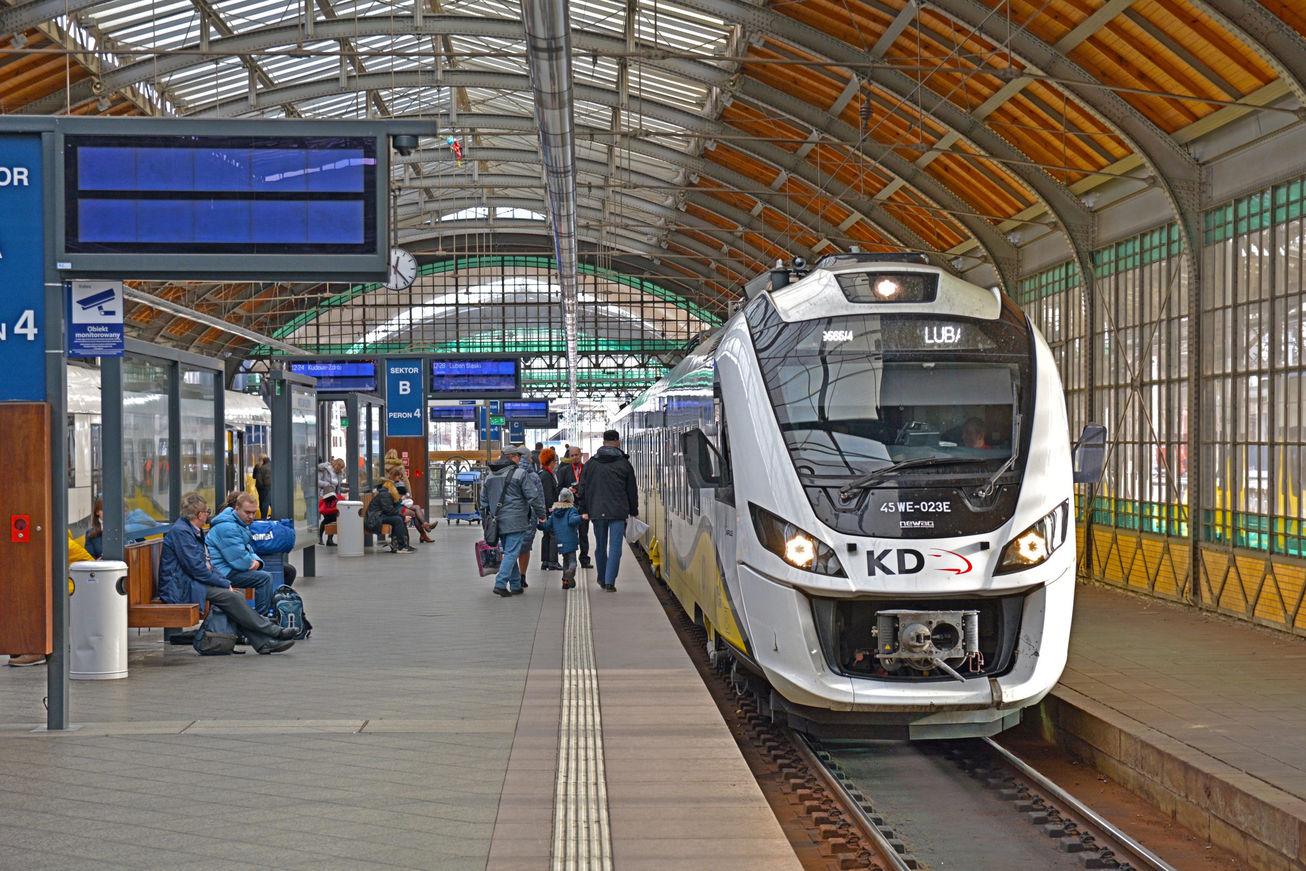 Pociąg do Wrocławia robił „przerwy na siku” – i to nie jest żart. Konduktorzy uratowali sytuację