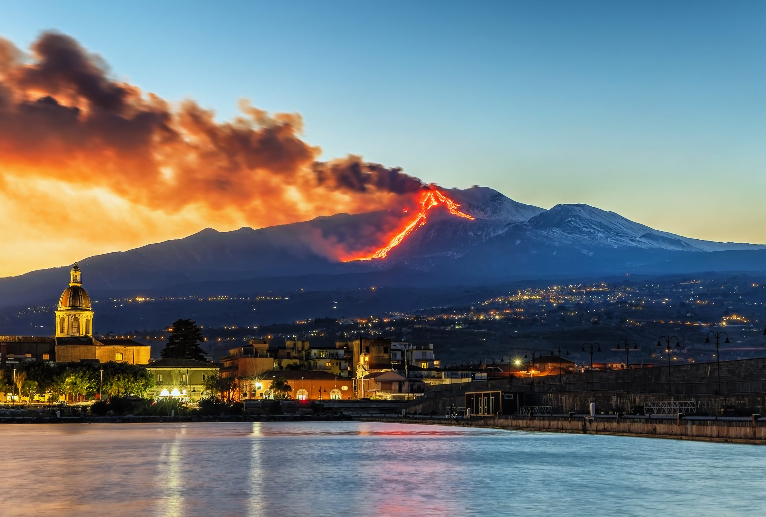 Etna znów sparaliżowała lotnisko w Katanii. Fala opóźnień i przekierowań lotów