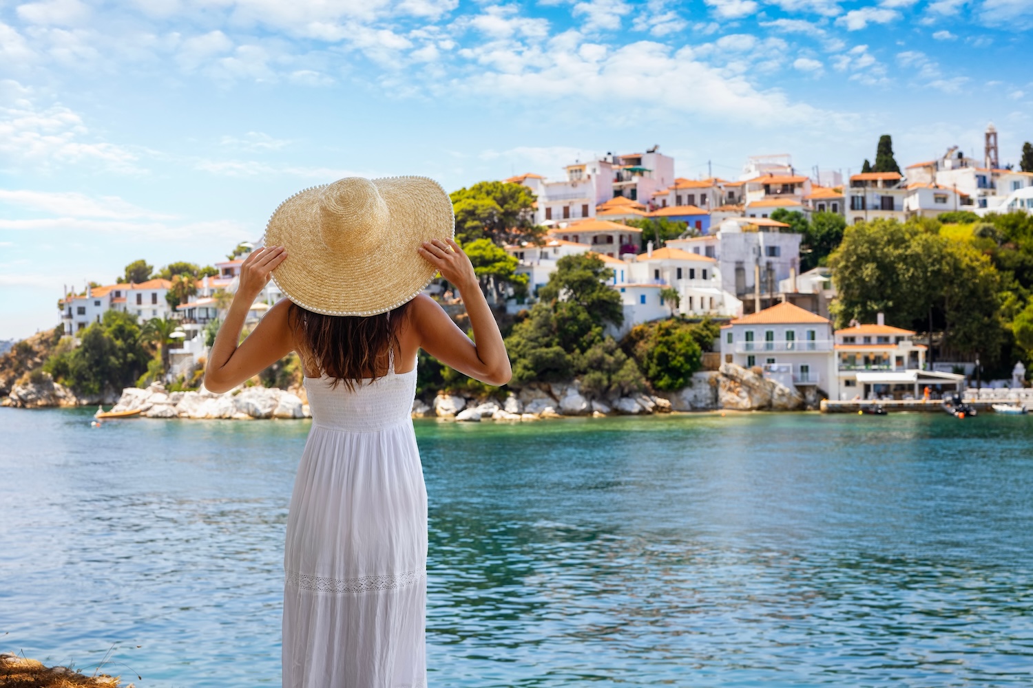 Grecka wyspa, którą warto odkryć 😍 Wakacyjne loty Lufthansą na Skiathos od 776 PLN ✨✈️