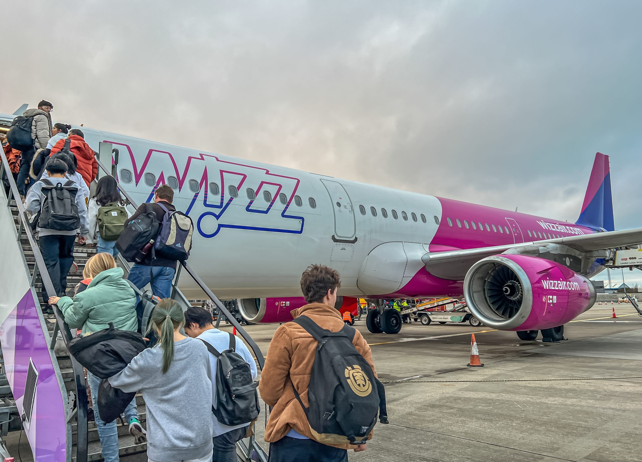 Wizz Air i LOT znów kasują loty z Polski na zimę. Znika ponad 100 lotów miesięcznie, a niektóre trasy znikają na dłużej