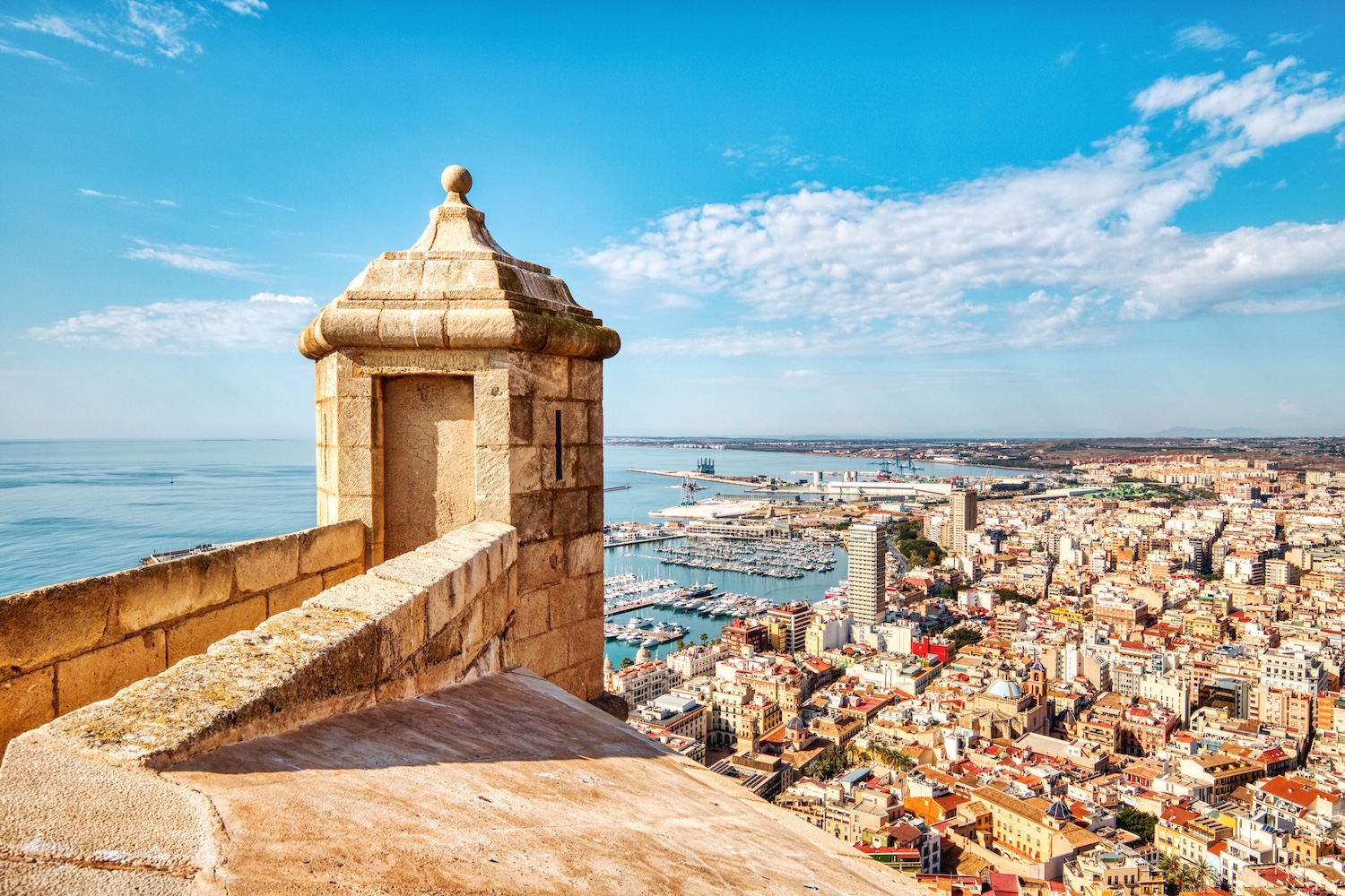 Krótki wypad, wielki klimat 😍 Przedłużony weekend w Alicante za 529 PLN 🏰✨ Loty i hotel w centrum 🥰