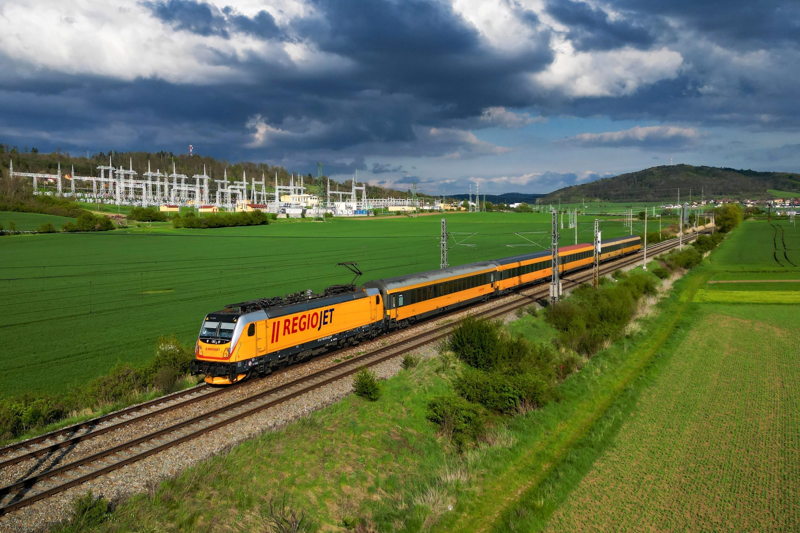 RegioJet szykuje 4 nowe trasy z Polski. Żółte pociągi pojadą w Alpy i nad Adriatyk!