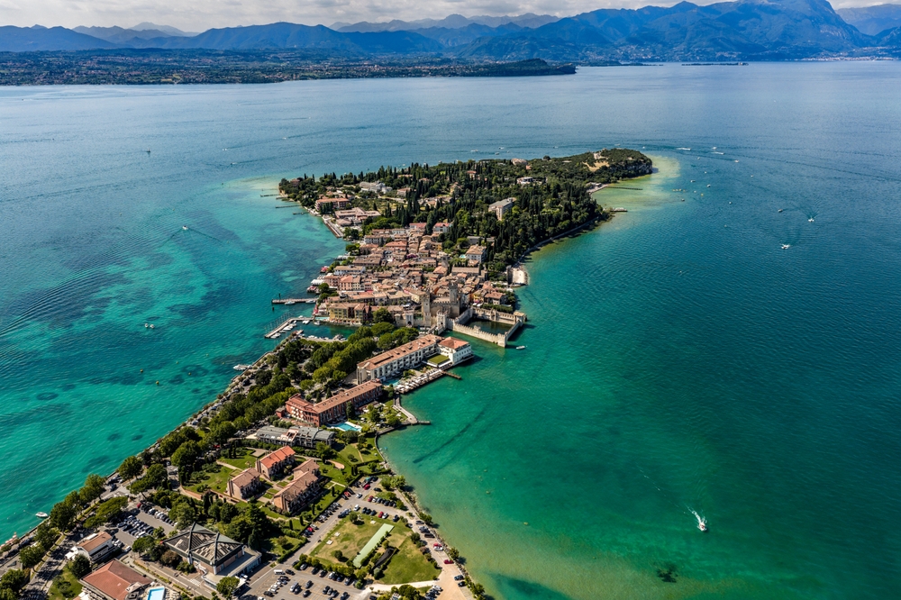 Odkryj włoskie jezioro Garda jesienią 🍁🇮🇹 Loty, auto i 3 noce w Sirmione od 655 PLN ✨